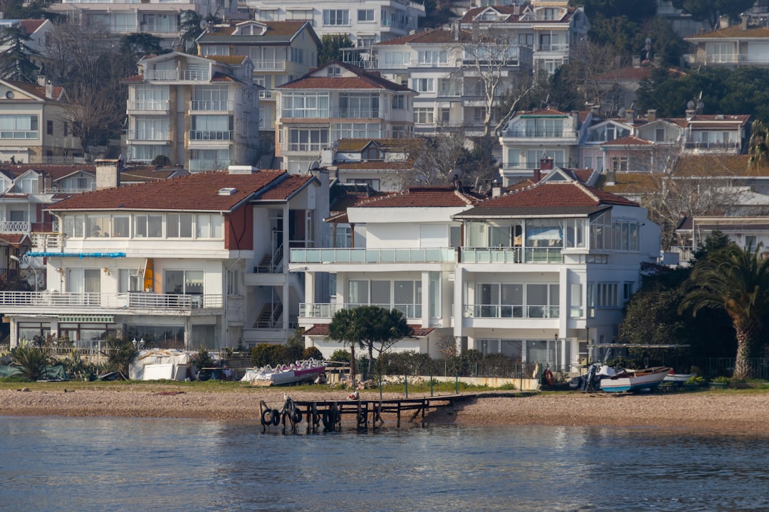 Ceny działek nad morzem - czy warto kupić apartament?