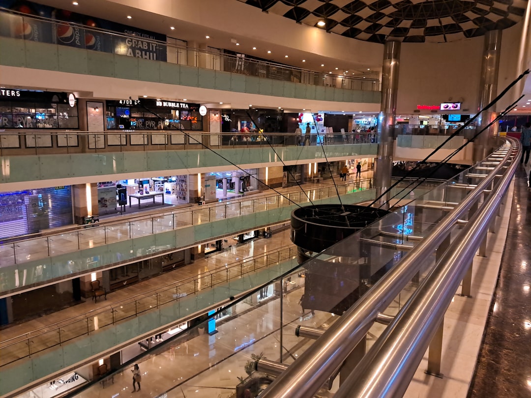 Home w szerszej ofercie handlowo-usługowej w centrach handlowych