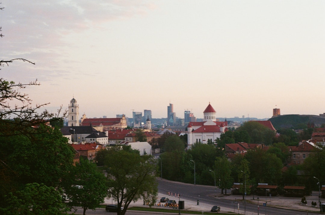 Polskie wakacje popularne, ale za ciepłem gonimy za granicę